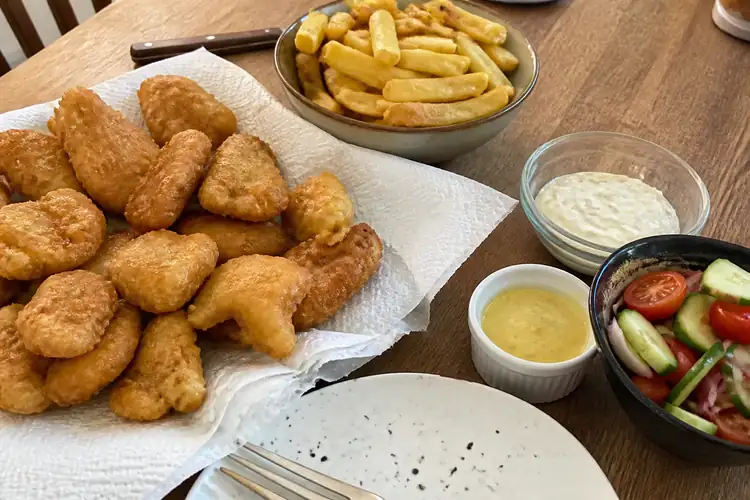 Kibbeling serveren en combineren